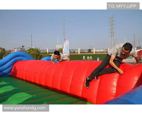 英国足球宝贝魅力四射性感写真展现青春活力与运动激情